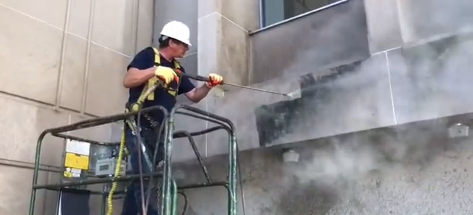 ÁREALIMPA - Especialistas em limpeza de exteriores profissional em Portugal. Lavagem de telhados, fachadas e pavimentos.