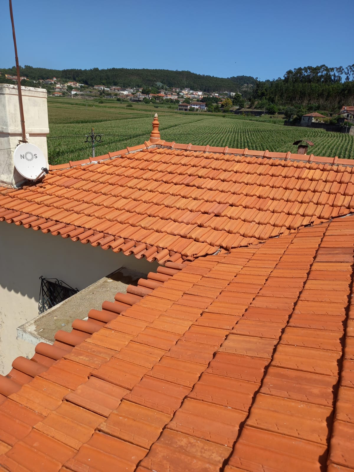 Lavagem de Telhados com SoftWash Systems - Serviço profissional de limpeza de exteriores ÁREALIMPA em Portugal